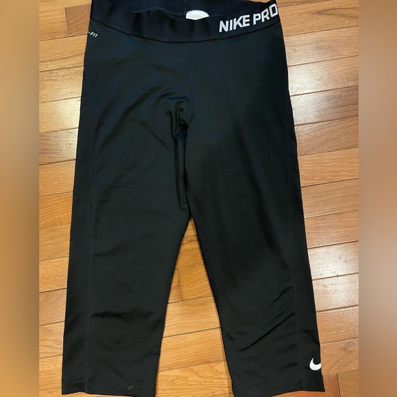 Nike pro Capris - Picture 1 of 4
